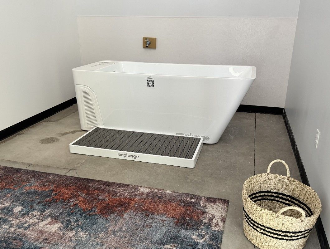 Cold plunge room in the Contrast Suite